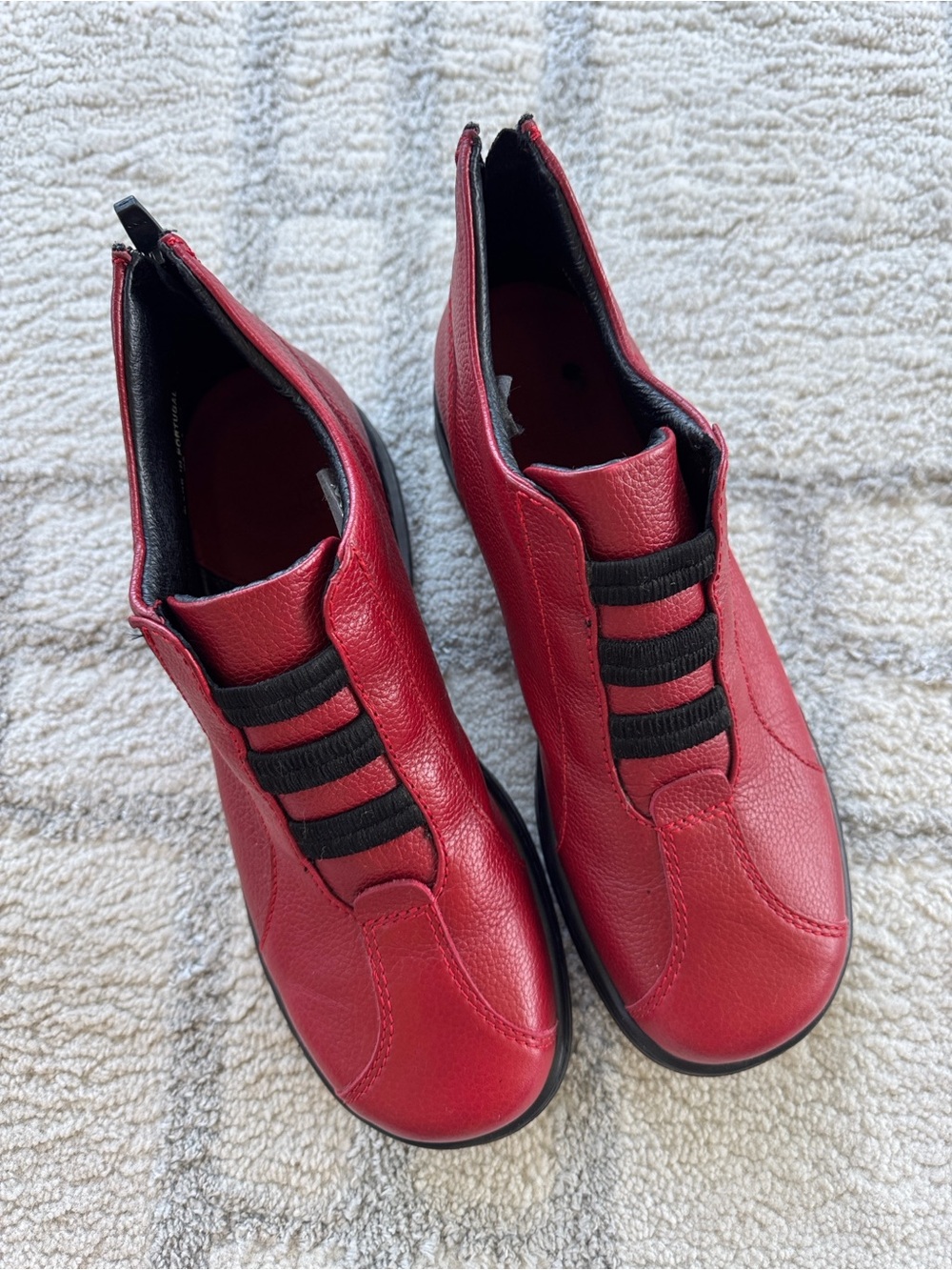 Dansko Red Pebbled Leather Zip Back Ankle Booties Lagenlook aesthetic size 9